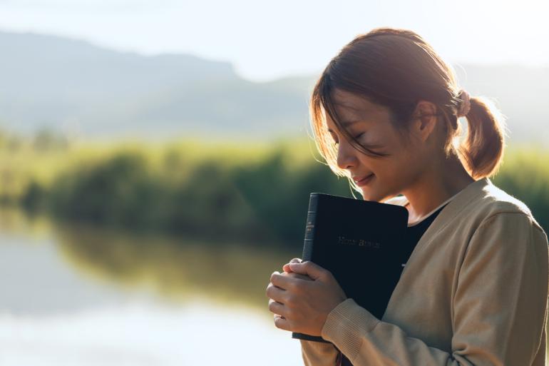 Mujer con una biblia en las manos